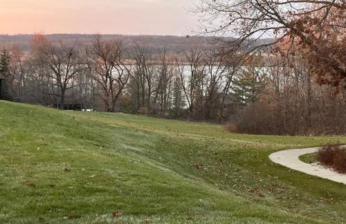 Newly Updated Modern, Spacious, and Cozy Condo- Right on the Lake! - Foto 12