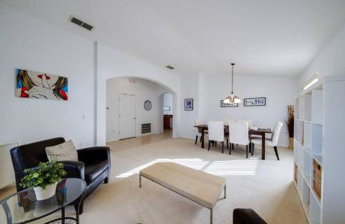 630- 3 Bedroom South facing Home with Pool Drenched in Florida Sunshine Perfect for Families - Foto 45