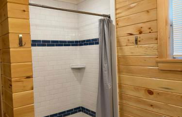 Luxury Forest Lake House - Privacy, Nature, Conveniences - New 2 bedroom - Foto 7