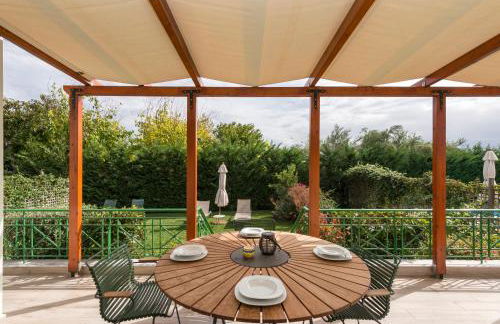 Estia Coastal Dream - Lush & Enchanting Garden Gem - Photo 4