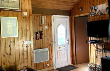 Belle 2 bedroom log cabin with hot tub, forest and loch - Foto 30