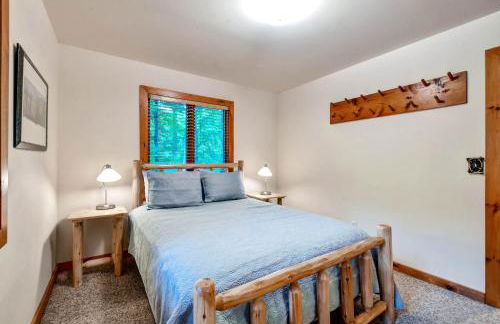 Waterfront Highland Lake Home with Deck and Dock - Foto 15