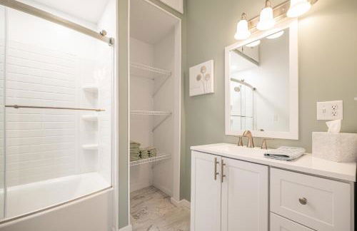 Shady Point Retreat with Hot Tub and Pickleball! - Foto 26