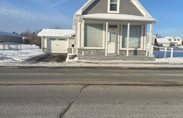 Prime Northern Maine Snowmobiling Retreat with Full Kitchen & Winter Trails Access - Foto 17