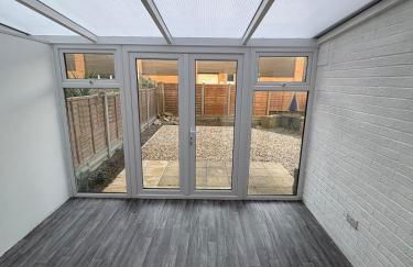 Northampton 2 King Bed SKY TV Driveway Earls Barton - Photo 5