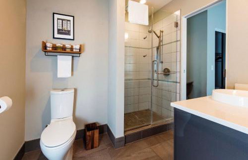 Downtown Luxe 2BR Loft Apt - Sleeps 6-7 - Walkable - Foto 15