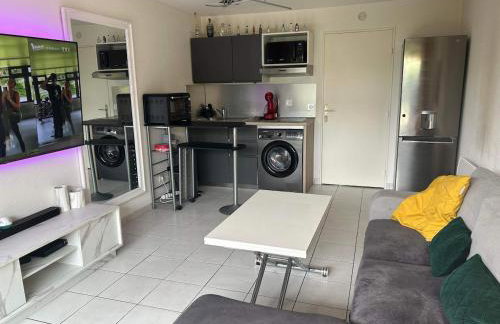 Lake View Apartment with Private Garden& Parking, Residence Pool & Tennis Court - Foto 3