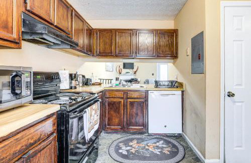 8 Mi to Stone Mountain: Quiet Getaway w/ Deck - Foto 11