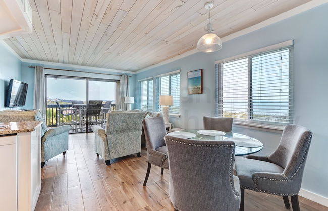 Newly Remodeled Oceanfront Condo with Salt Water Pool and Private Walkway to Beach by RedAwning - Foto 25