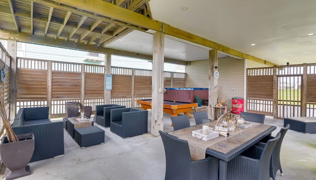 Galveston Escape w/ Entertainment Patio & Deck - Photo 5, Intérieur