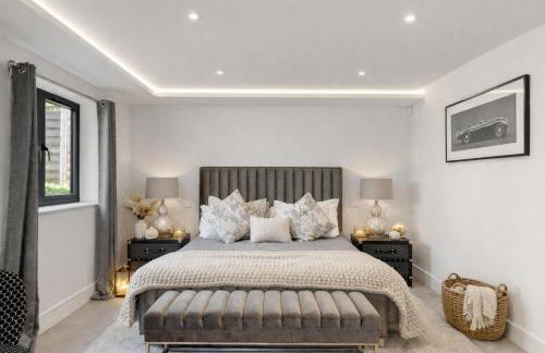 Luxury 4BR Smart Home with Smart Features, Garden, SkyStream & Free Parking - Sleeps Up To 8 in Gerrards Cross SL9 - Photo 20