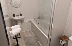 Lovely 2 Bedroom Apartment in Central Location - Photo 11