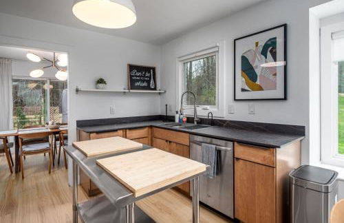 Tranquil Light-Filled Retreat 3BR Ranch - Photo 31