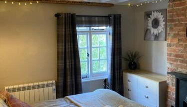 Pieman's Cottage - Pulborough, West Sussex Cottage - sunny courtyard - Foto 3, towels