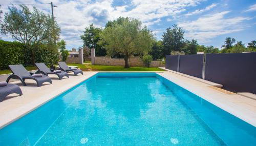 Three-Bedroom Apartment Mir with Private Infinity Pool - Foto 2