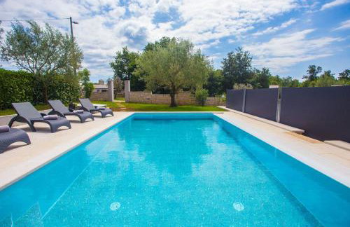 Three-Bedroom Apartment Mir with Private Infinity Pool - Foto 2