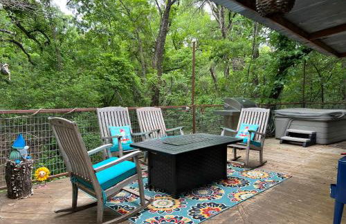 Hobbit Treehouse with waterfall on the Brazos River! 350 acres! Tubing! Petting zoo! - Foto 7