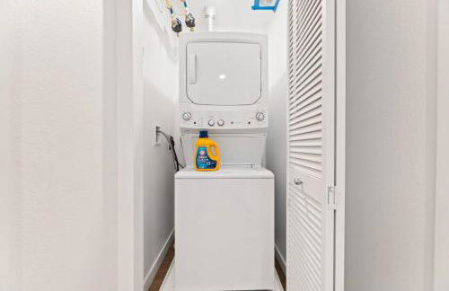 Spacious 1-Bedroom Gem with Downtown LA Views - Foto 17