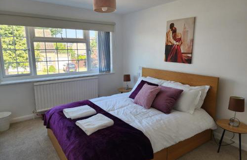 Kennedy Villa - 5 Bedroom House with Hot Tub, WiFi, Free parkings, Close to Bicester Village - Foto 3