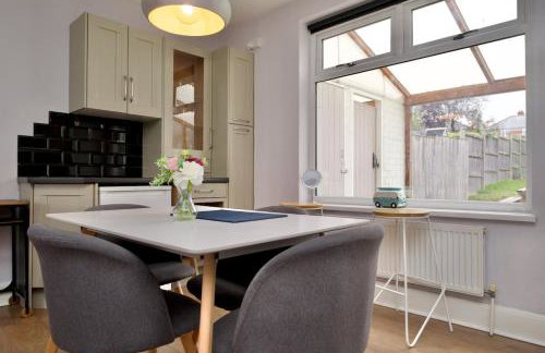 London Road Villa - Free Netflix, Private Parking, WiFi & Private Garden - Photo 23