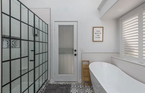 Luxe Desert-Chic 3BR with Heated Pool, Spa, and Grill - Foto 28