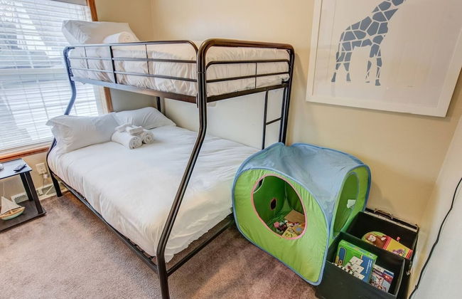 Pet-friendly 4 BR Family Stay Near Downtown - Foto 6