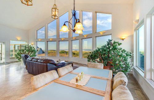 Oceanfront Castle with Hot Tub and Game Room - Foto 1