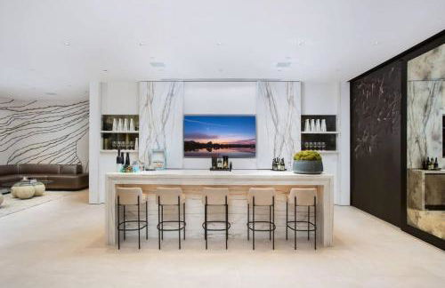 Ultra-Luxurious BH Estate with Pool, Theatre, Views - Foto 43