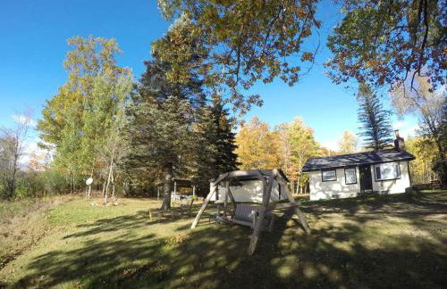 Secluded Lake Cottage Rental with a Dock and a Game Room in Hale, Michigan - Foto 27