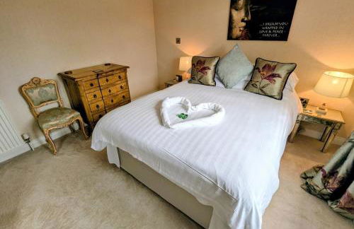 Hot Tub, Lake View, Peaceful Woodland Retreat - Photo 32