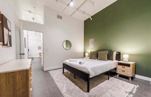 Downtown Escape - 2BR w Skyline Views & Hot Tub - Foto 12