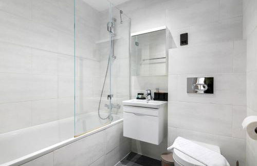 Modern Top-Floor 2-Bedroom, 2-Bathroom Apartment with Lift & a Private Balcony, Sleeps 6 - Foto 25