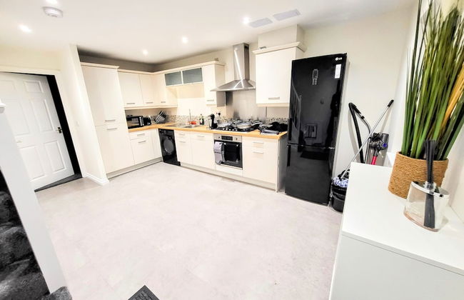 Large Modern House with Parking - Photo 40