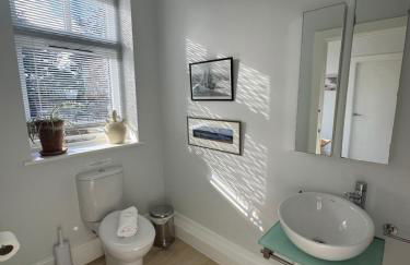 Penarvon House - Stunning Waterfront Escape with Games Room - Foto 42