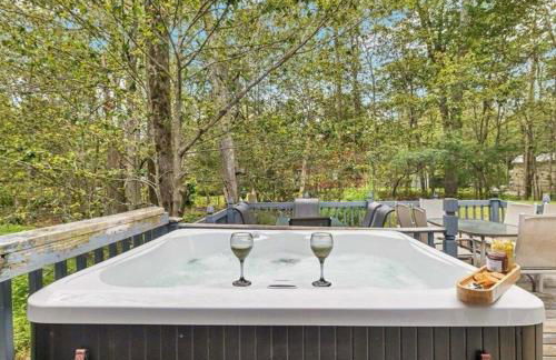 Cabin Retreat with Hot Tub - Foto 12