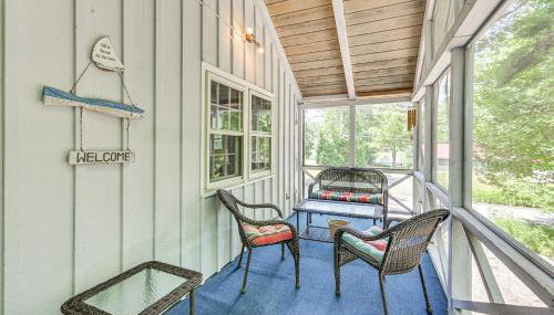 Becket Home with 3-Season Porch Walk to Lake Access - Foto 2