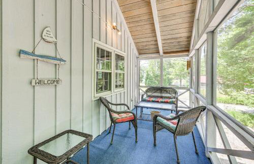 Becket Home with 3-Season Porch Walk to Lake Access - Foto 2