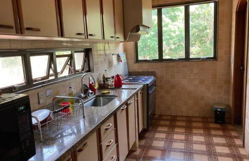 Casa grande, ampla, com 4 quartos e estacionamento - Foto 17