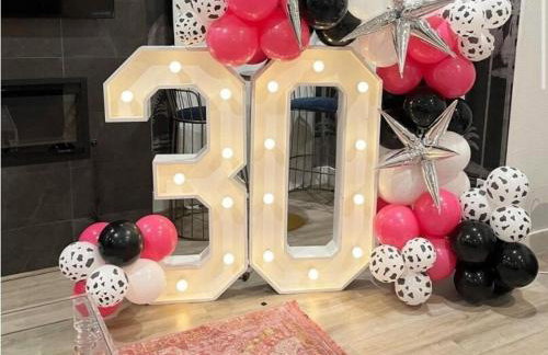 Houston's Downtown Bloom House - Spacious Floral Escape for Groups - Foto 19