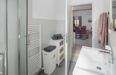 2 Bedroom Lovely Apartment In Nova Vas - Foto 23