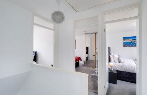 Elegant 5 Bed Home with Garden & Parking - Slough - Foto 10