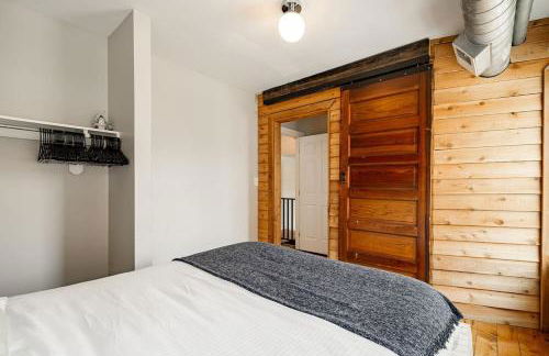 Soaring 2BR Parkside Loft Walkable to it All - Foto 19