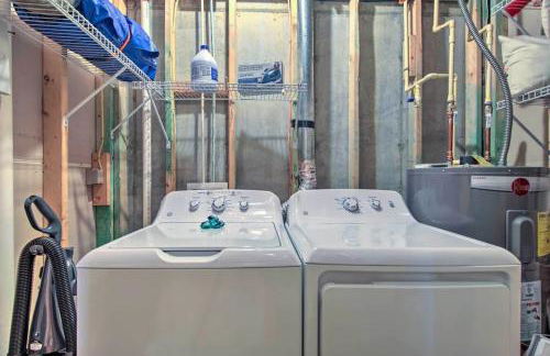 Amazing Creek View Cabin w/ Hot Tub, Firepit & Pool Table - Foto 24