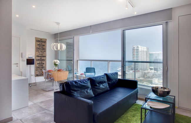 Modern Seaview Apartment In a Prime Location - Photo 9