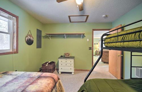 Wooded Danbury Cabin with Grill and Fire Pit! - Foto 19