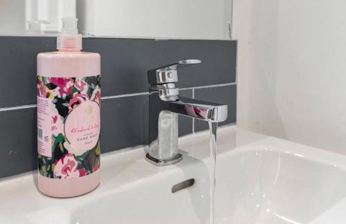 Manchester home, Sleeps 6, Contractor Friendly, Free Parking - Foto 20