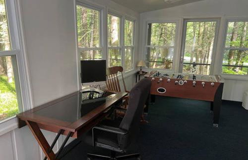 Romantic Pocono house - stream, lake, beach, pool, firepit - Foto 32