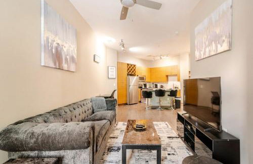 Stylish 1BR Uptown Apartment - Photo 22