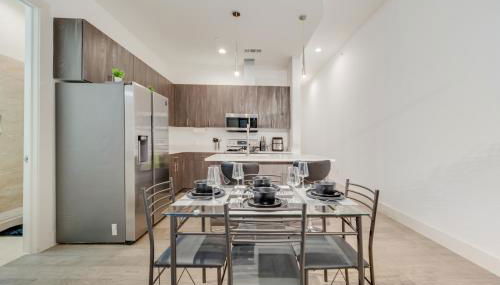 Snappy loft style 2BR I Gym I Parking I Workspace - Photo 5