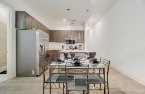 Snappy loft style 2BR I Gym I Parking I Workspace - Photo 5